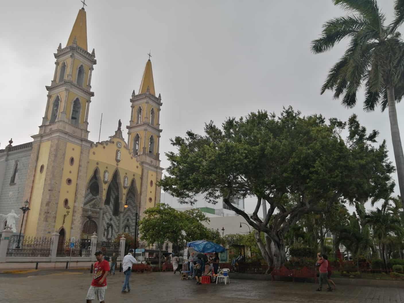 Fuerte lluvia cae en Mazatlán por efectos de Beatriz