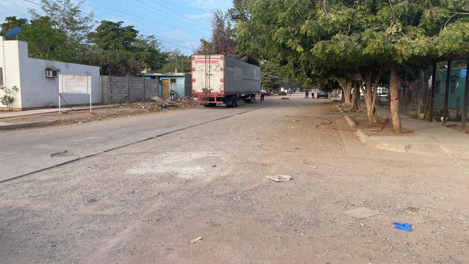 Niño de 13 años muere tras chocar en su moto contra la caja de un tráiler en Los Mochis