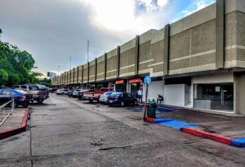 Amenaza a empleados y sustrae mercancía en plaza comercial de Culiacán; policías lo detienen