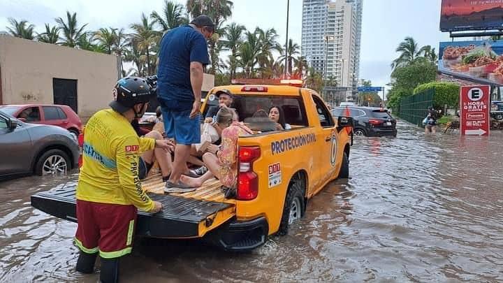 Cayeron 78 milímetros de lluvia en 40 minutos en Mazatlán