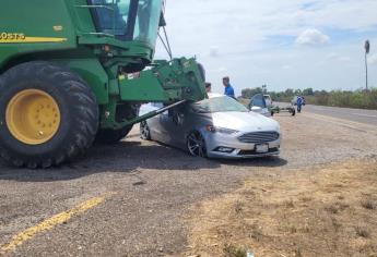 Automóvil queda prensado debajo de una trilladora por la México 15 en Ahome