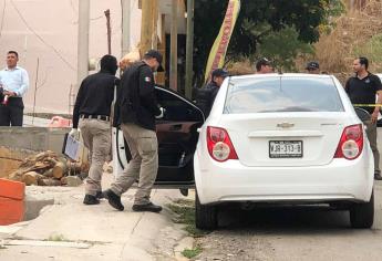 De un balazo en la cabeza asesinan a joven al interior de su auto en Lomas de San Isidro, Culiacán