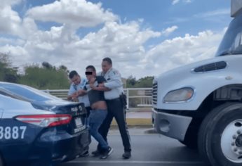 A como pudieron, tránsitos someten a conductor en el centro de Culiacán | VIDEO