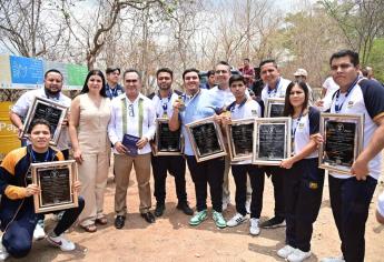 Deportistas reconocen el respaldo del Rector Madueña tras recibir estímulos