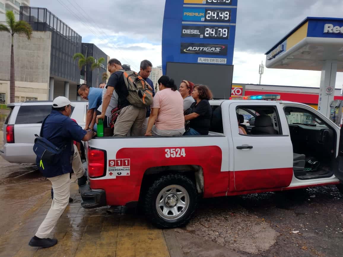 Las autoridades de Mazatlán auxiliaron a cientos de locales y turistas ante las lluvias. FOTO; Luz Noticias