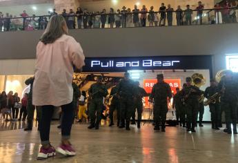 Ejército Mexicano toca al son de la banda sinaloense en Plaza Fórum Culiacán