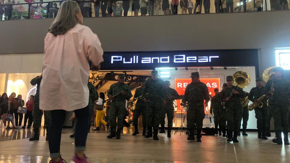 Ejército Mexicano toca al son de la banda sinaloense en Plaza Fórum Culiacán