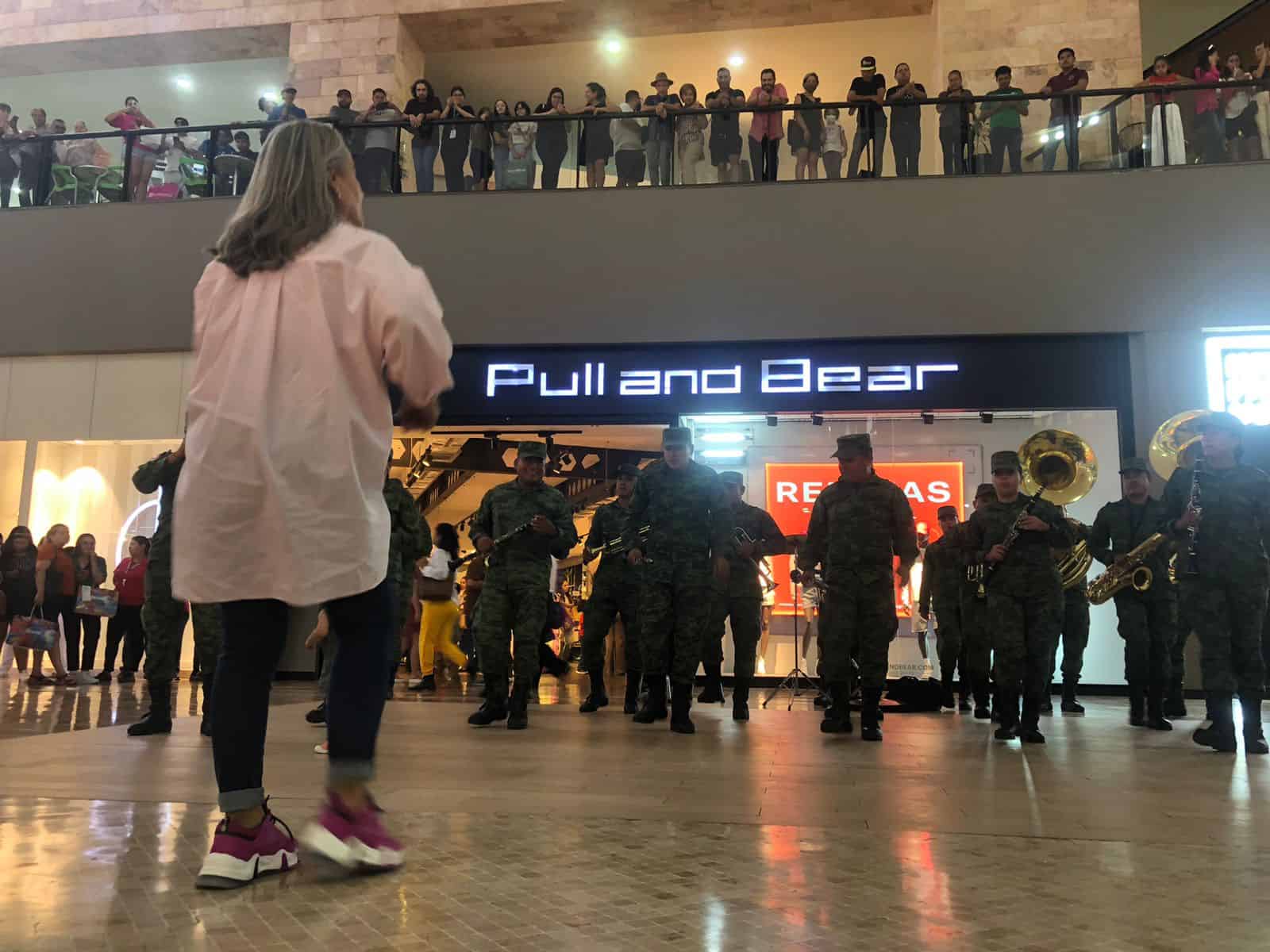 Ejército Mexicano toca al son de la banda sinaloense en Plaza Fórum Culiacán