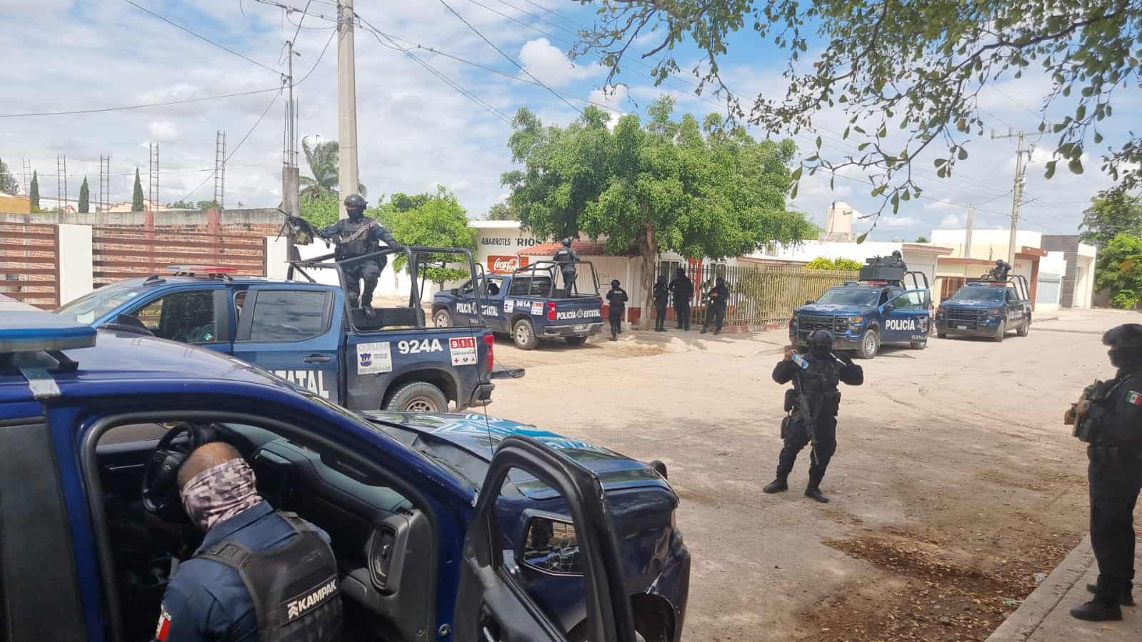 Elementos de los tres niveles de gobierno resguardan la zona. FOTO: Luz Noticias.