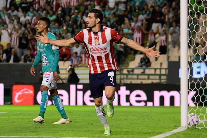 Antonio Briseño celebrando el primer gol del encuentro. FOTO: Chivas