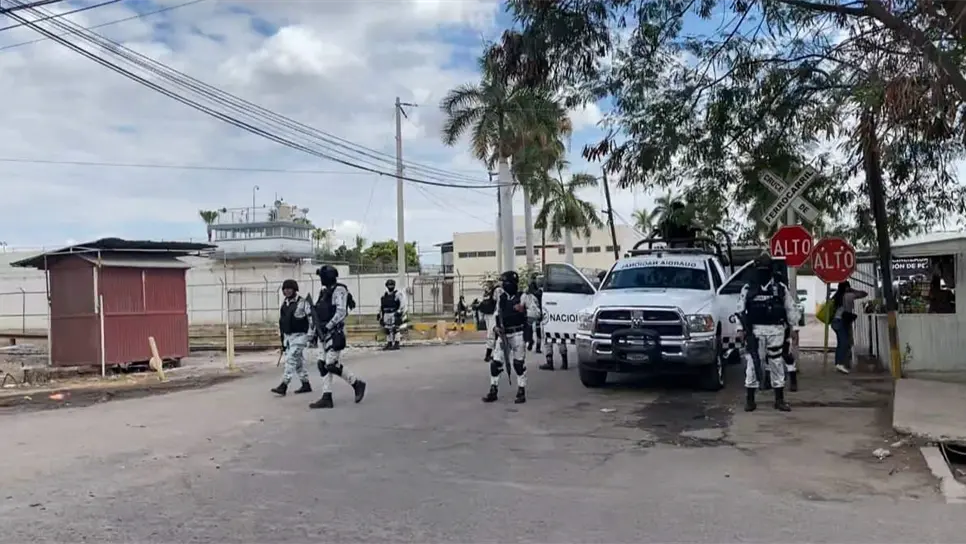 Los elementos de seguridad arribaron al penal de Aguaruto después del operativo en El Tamarindo. FOTO: Luz Noticias