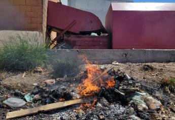 Denuncian a supermercado de Los Mochis de quemar su basura en un lote baldío