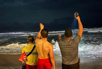 Desaparece hombre en el mar en Mazatlán, pese a operativo nocturno