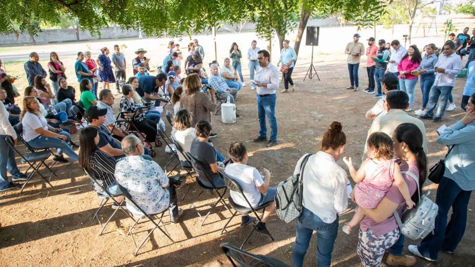 Villas del Río tendrá parques en óptimas condiciones, se compromete Juan de Dios Gámez