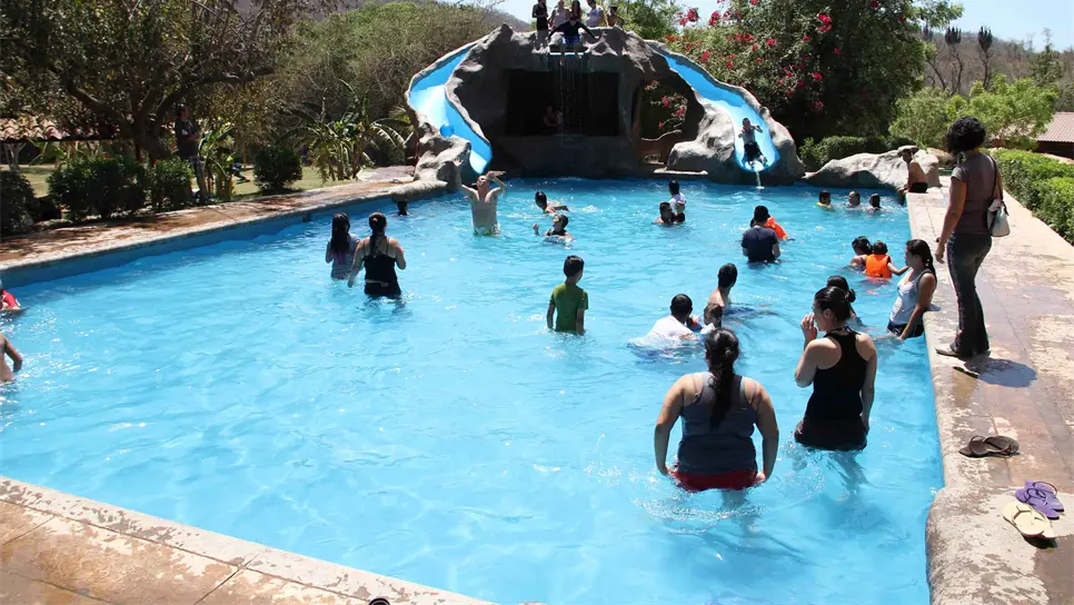 En las vacaciones de verano, las albercas son la mejor opción. FOTO: Archivo