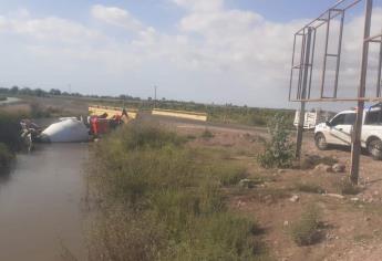 Revolvedora cargada con cemento cae a un canal en Ahome