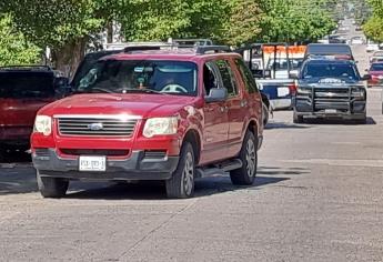 Asesinan a balazos a joven dentro de su camioneta en la Lázaro Cárdenas, Culiacán