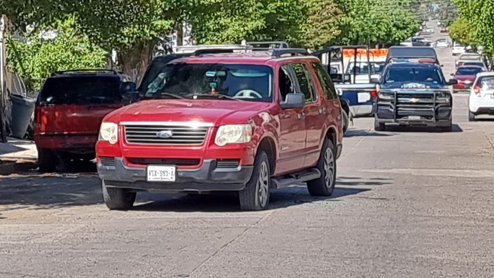 Asesinan a balazos a joven dentro de su camioneta en la Lázaro Cárdenas, Culiacán