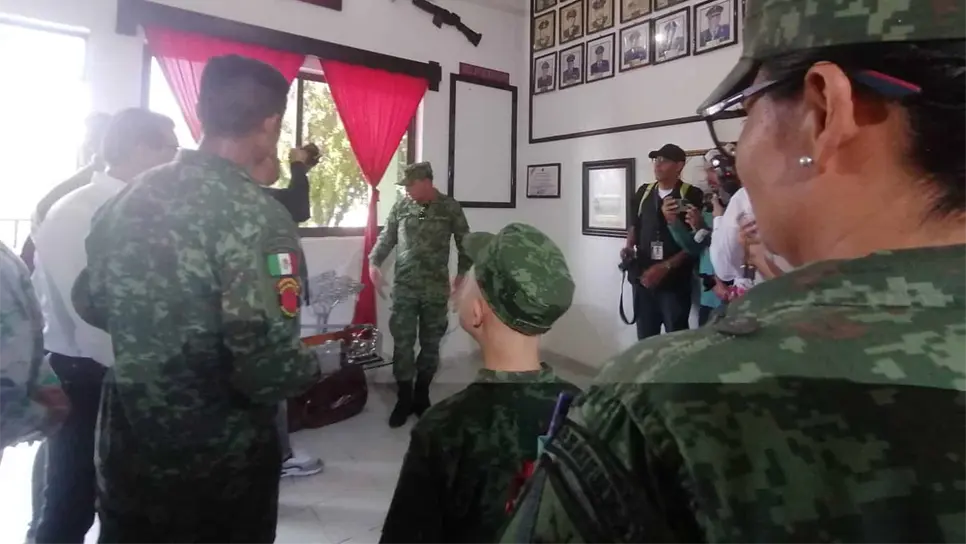 Los militares recibieron en sus instalaciones al niño para darle un reconocimiento. FOTO: Hugo Rodríguez.