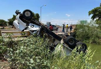 Vuelca revolvedora cargada con 15 toneladas de cemento en la México 15