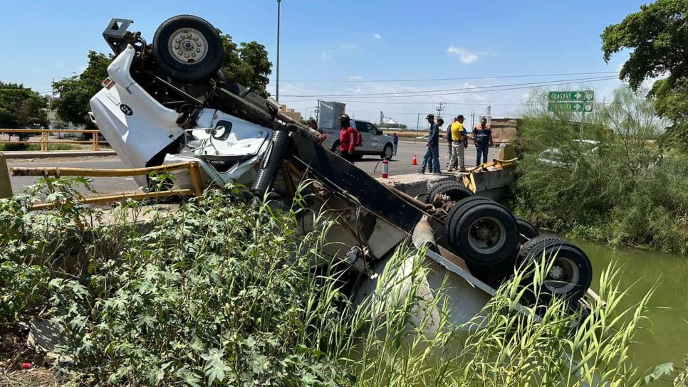 Vuelca revolvedora cargada con 15 toneladas de cemento en la México 15