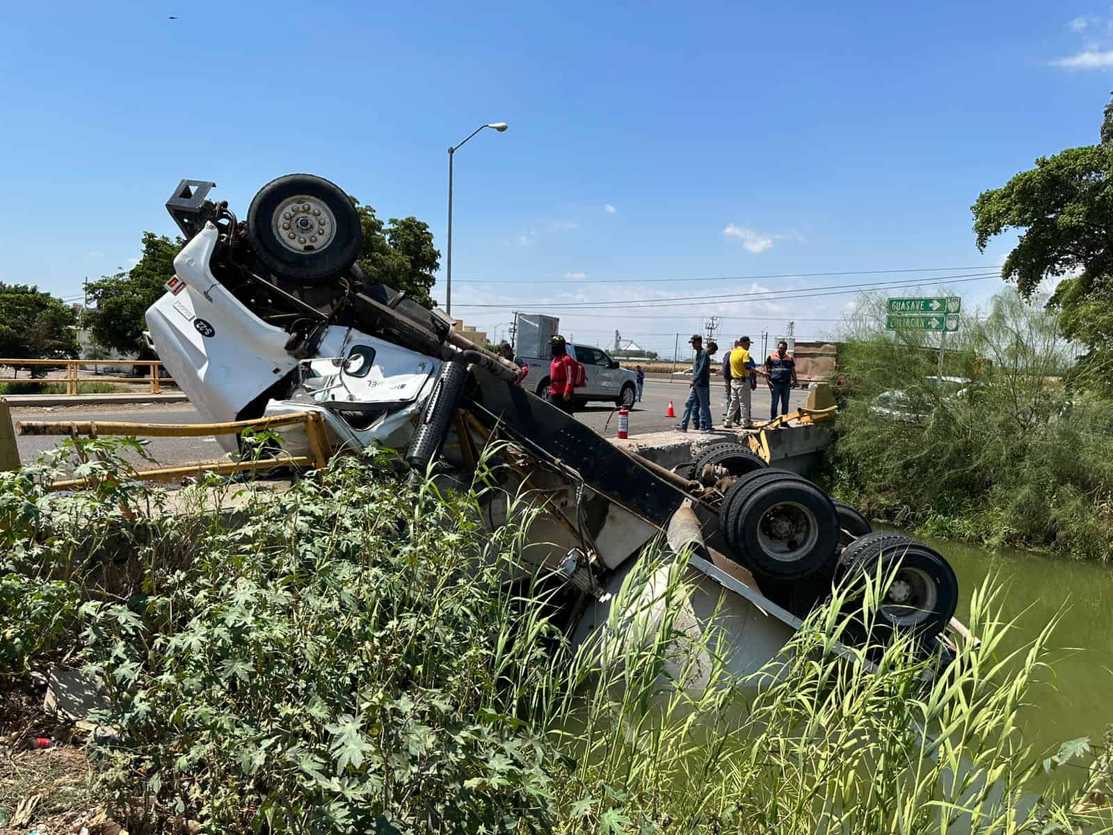 Así quedó la unidad tras volcar por el libramiento. FOTO: Ernesto Torres.