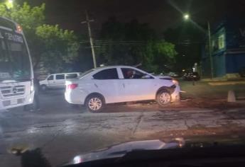Conductor se estampa contra un bolardo en el bulevar Emiliano Zapata, en Culiacán