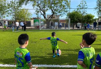 Alcalde de Culiacán entrega cancha de futbol a niños de Prados del Sur 