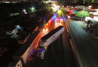 Tractocamión embiste a un tractor sobre la carretera México 15, a la salida de Los Mochis