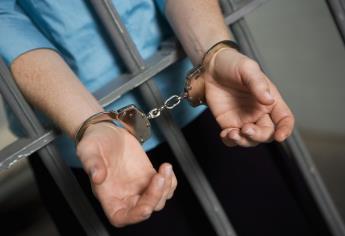 Permanecerá en prisión turista que golpeó a su esposa en hotel de Mazatlán