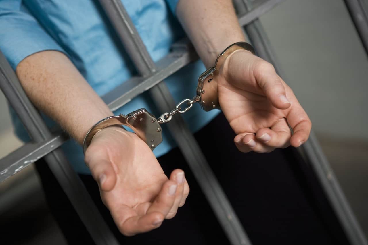 Permanecerá en prisión turista que golpeó a su esposa en hotel de Mazatlán