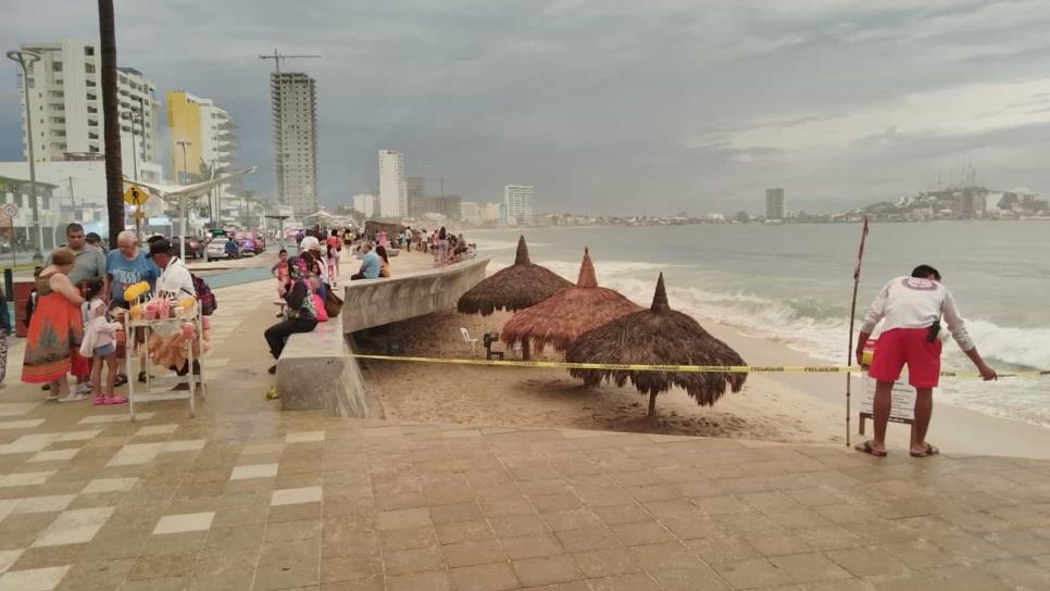 Restringen el acceso en playas de Mazatlán por condiciones climáticas Restringen el acceso en playas de Mazatlán por condiciones climáticas