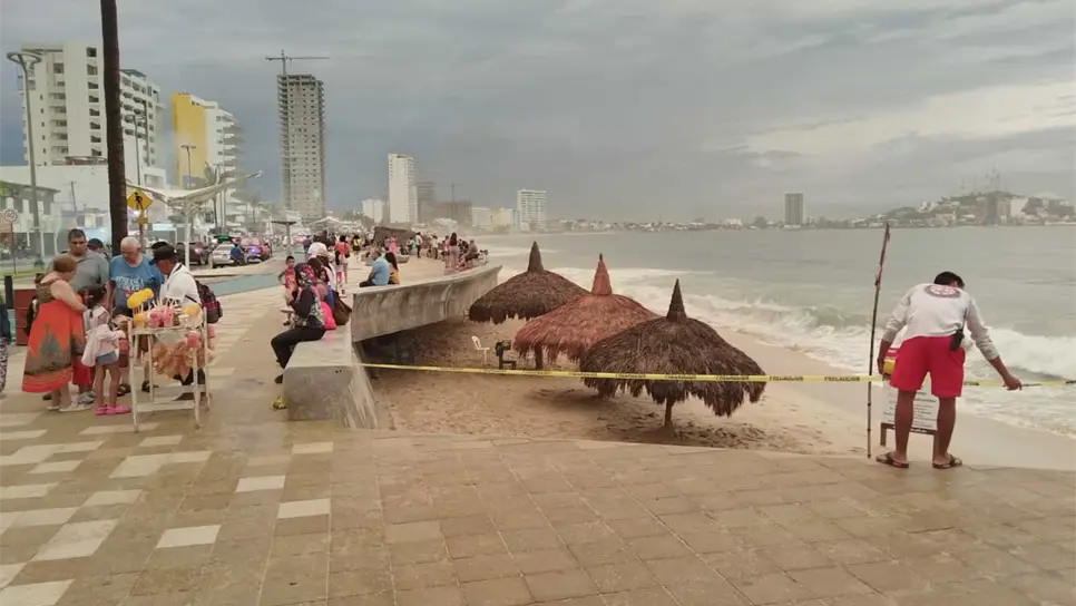 Restringen el acceso en playas de Mazatlán por condiciones climáticas. | FOTO: Luz Noticias.