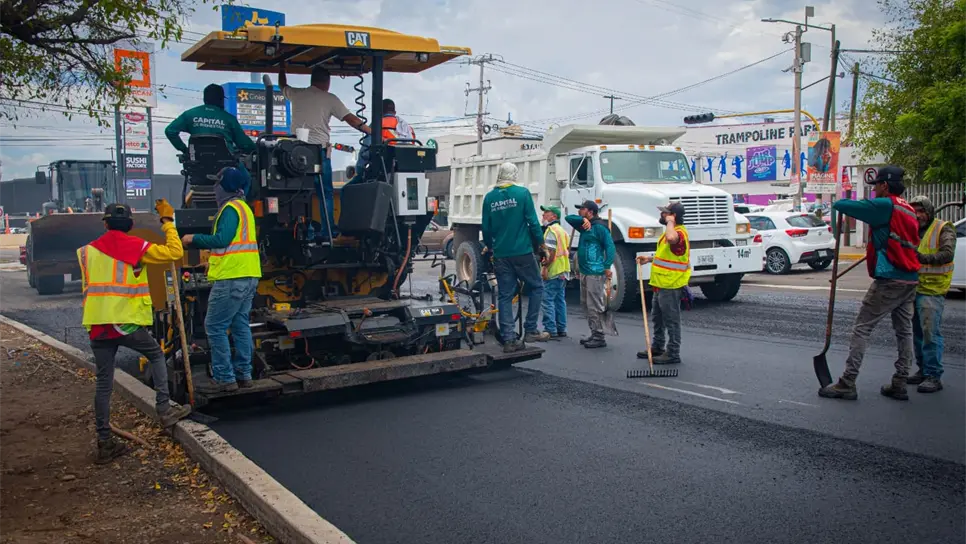 Las autoridades atienden el problema de baches en Culiacán. FOTO: Cortesía