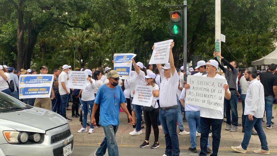 Universitarios salen a los cruceros y reparten volantes para defender al Rector de la UAS