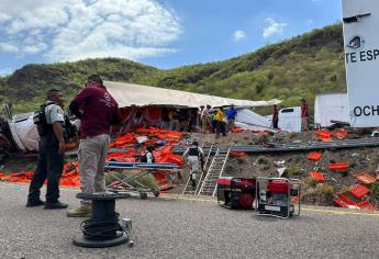 Vuelca camión cargado de galletas en Barobampo, Ahome: hay una muerta y también rapiña