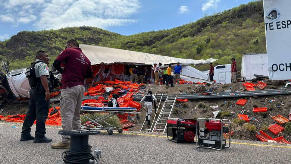 Vuelca camión cargado de galletas en Barobampo, Ahome: hay una muerta y también rapiña