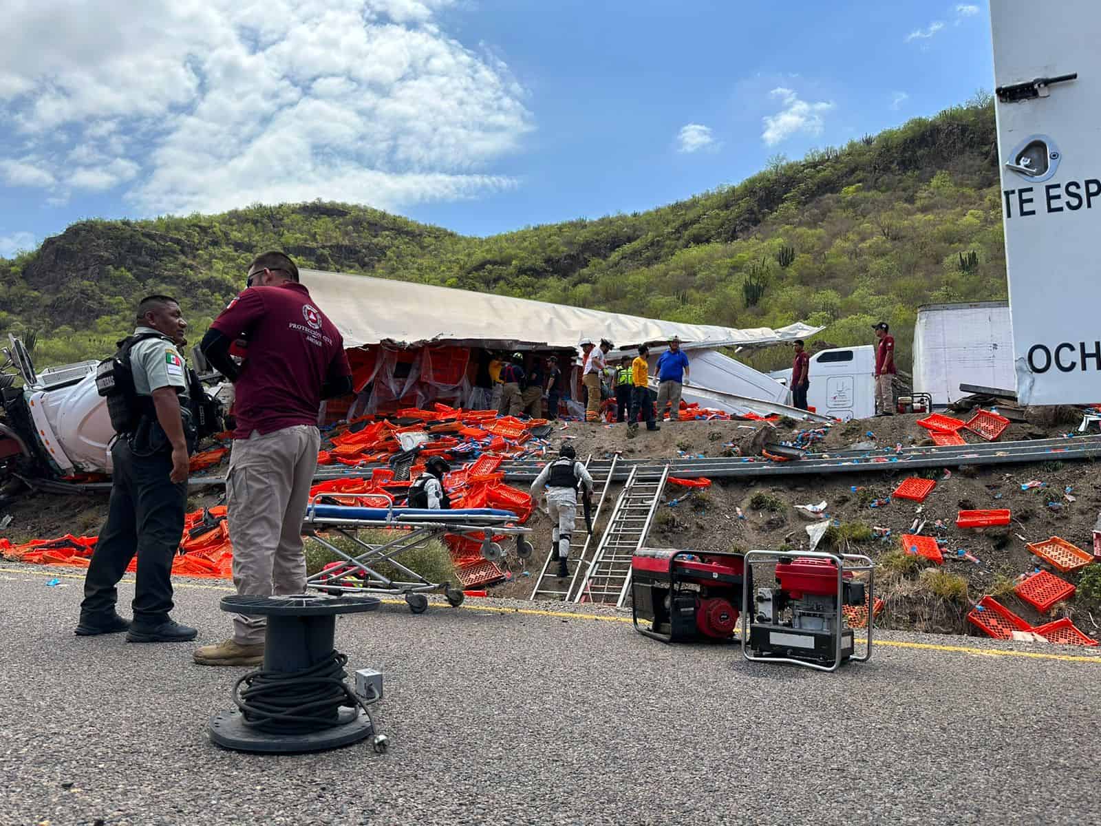 Debido al exceso de velocidad, el tráiler cargado con galletas volcó en una de las curvas. FOTO: Ernesto Torres.