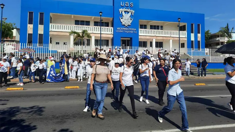 Los universitarios también se manifestaron en Mazatlán. FOTO: Tahiry Zambrano.