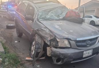 Conductor termina volcado tras chocar en la colonia Cañadas, en Culiacán
