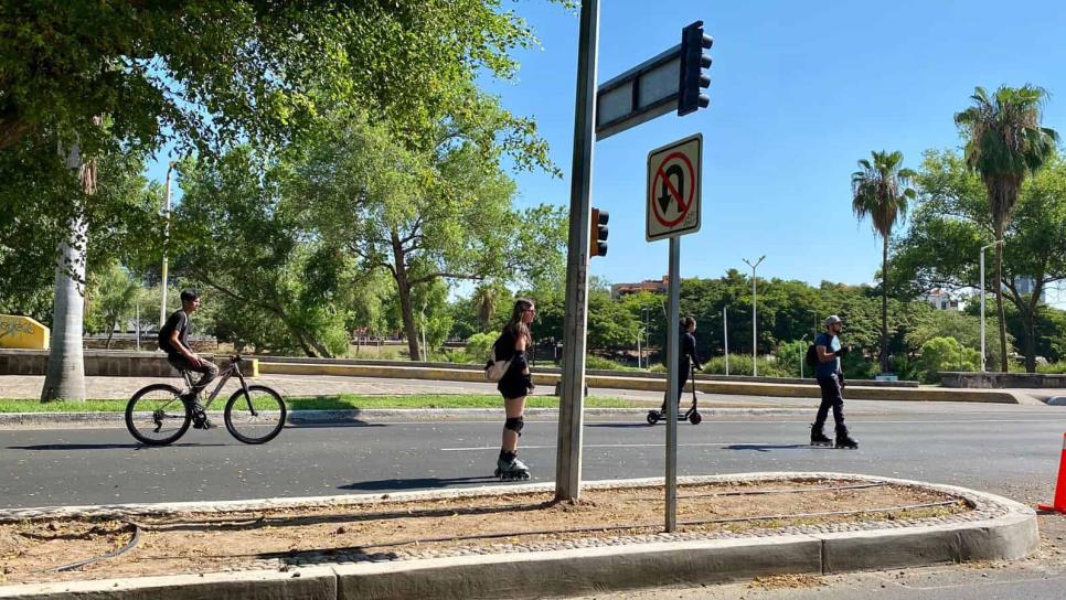 «Culichis» disfrutan del segundo domingo de cierre del malecón para pasear en bici y patinar