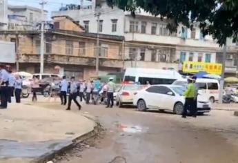 Hombre entra a un kínder y apuñala a niños, hay 6 personas muertas
