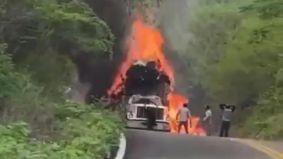 Se incendia un camión con pastura sobre la carretera de Sanalona a Tamazula