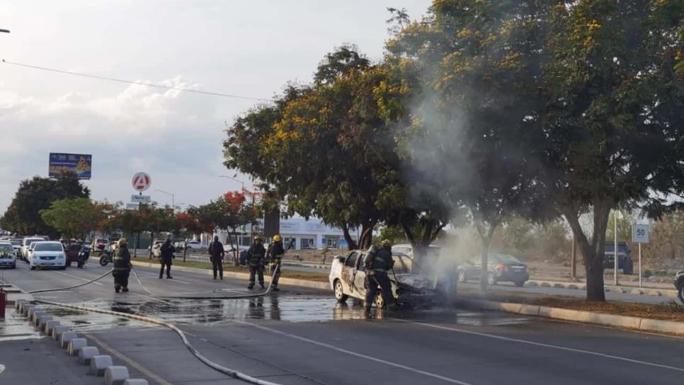 Vehículo termina calcinado tras incendiarse en Culiacán