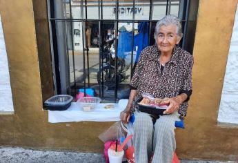 A sus 87 años, la necesidad llevó a Carmen a vender galletas, gorditas y churritos en el centro de Mazatlán