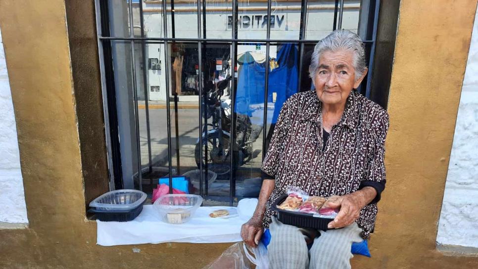 A sus 87 años, la necesidad llevó a Carmen a vender galletas, gorditas y churritos en el centro de Mazatlán