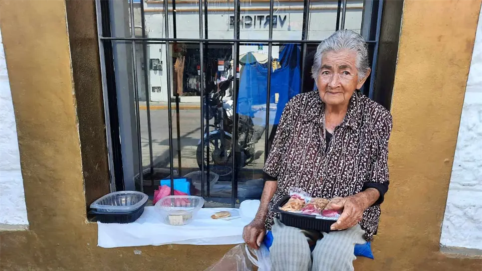 La anciana se dedica a vender productos que ella misma fabrica. FOTO: Luz Noticias