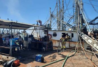 Arde barco en el Parque Bonfil de Mazatlán