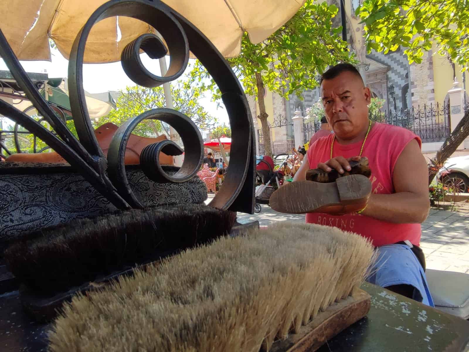 José ha desarrollado el oficio de bolero desde hace muchos años en Mazatlán. FOTO: Luz Noticias