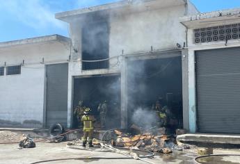 Arde cartón al interior de una bodega en la central de abastos de Mazatlán